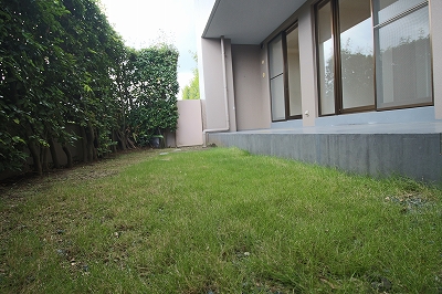 芝生が敷かれた専用庭
