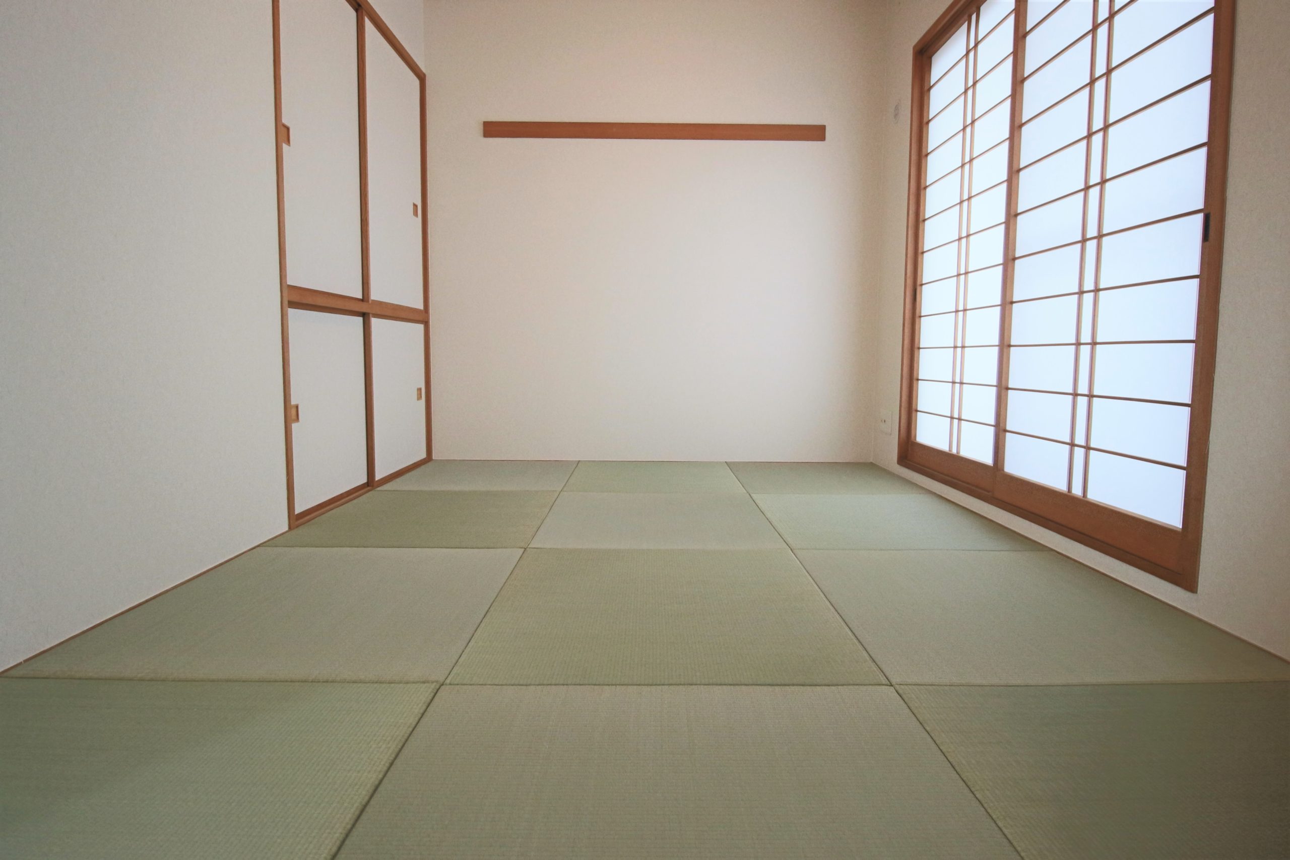 和室の写真、押入と内障子付き、畳は正方形のフチなしでスタイリッシュな印象