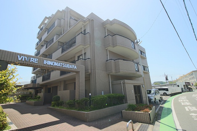 6階建てのマンション外観写真