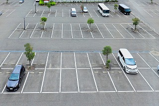 平面駐車場の区画配置写真